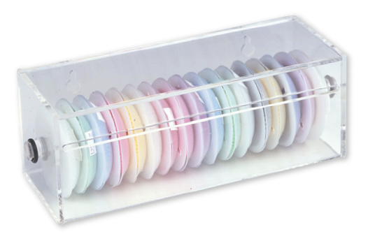 Transparente Acrylbox mit mehreren farbigen Ligaturenspulen von Premium Plus zur hygienischen und übersichtlichen Aufbewahrung von O-Ringen für die Kieferorthopädie.