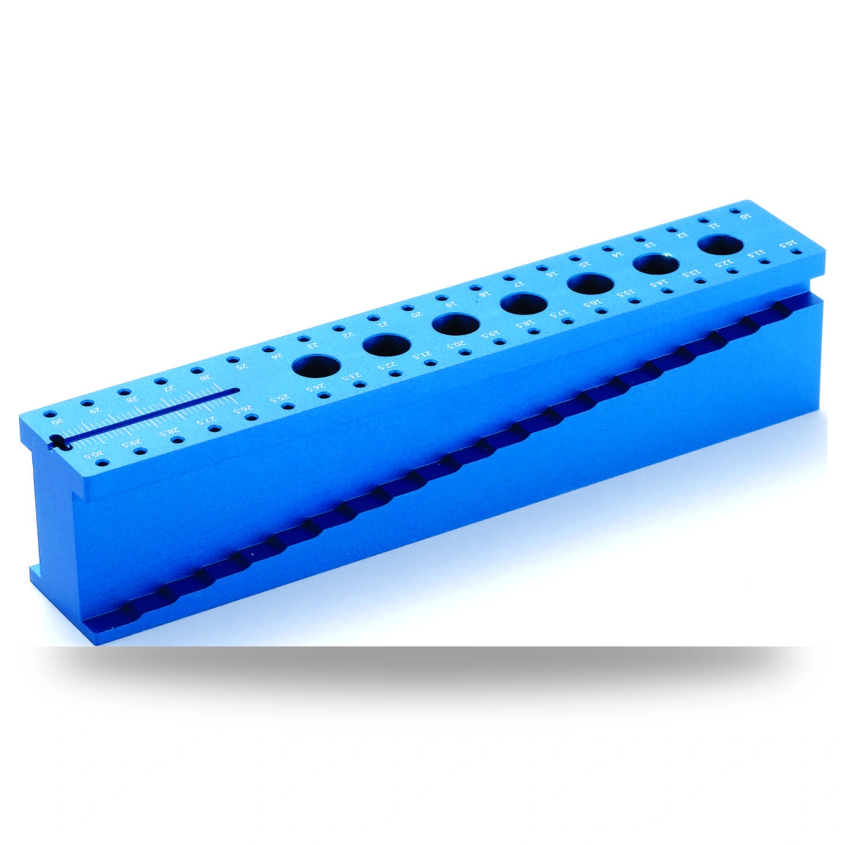 Blaue Aluminium-Endobox mit Skala und Lochsystem zur sicheren Aufbewahrung von Wurzelkanalinstrumenten.