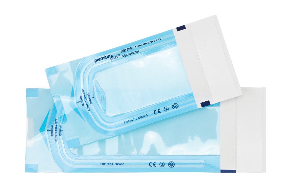 Premium Plus Sterilisationsbeutel der Größen 6000 (57 × 90 mm) und 6001 (90 × 135 mm), flach und ungefüllt dargestellt. Mit CE-Kennzeichnung und Sterilisationsindikator.