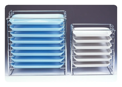 Stapelbare Tray-Systeme in Blau und Weiß für Dentalinstrumente, robust und hygienisch.