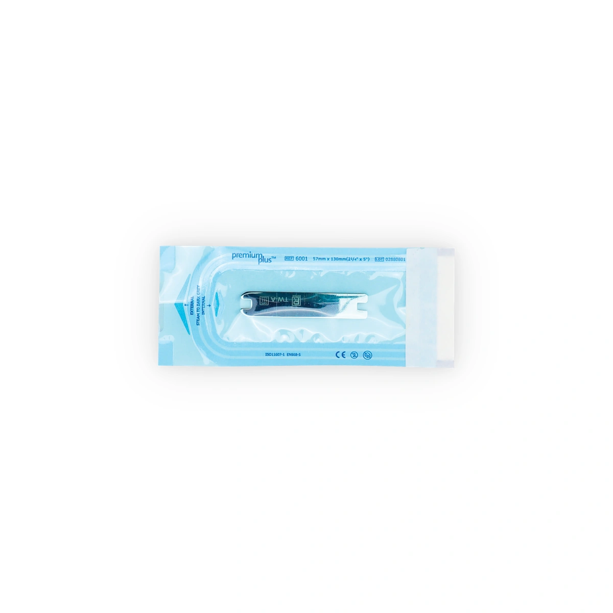 Premium Plus Sterilisationsbeutel Größe 6001 (57 × 130 mm) mit eingepacktem Dentalinstrument. Flachliegend, transparent mit CE-Kennzeichnung, MD-konform, latexfrei.