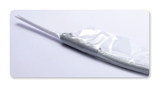 Durchsichtige Schutzhülle für zahnärztliche Absaugkanüle, hygienisch und sicher.