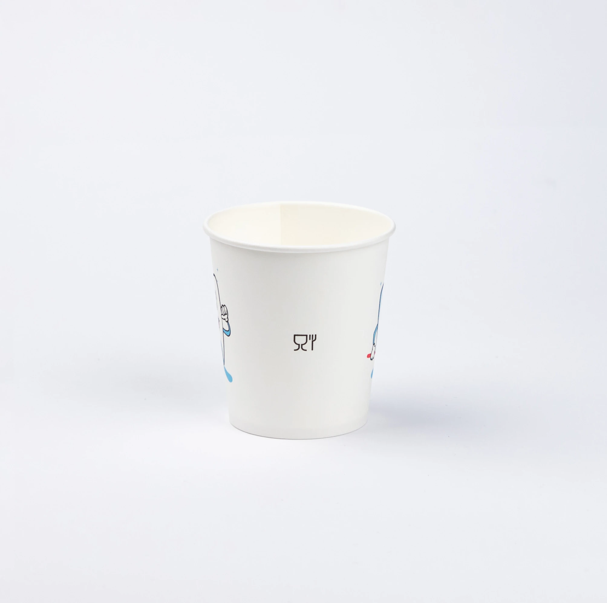 Seitenansicht eines weißen Zahnputzbechers mit dentalem Design